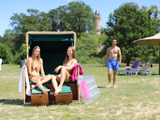 2 Jugendliche im Strandkorb