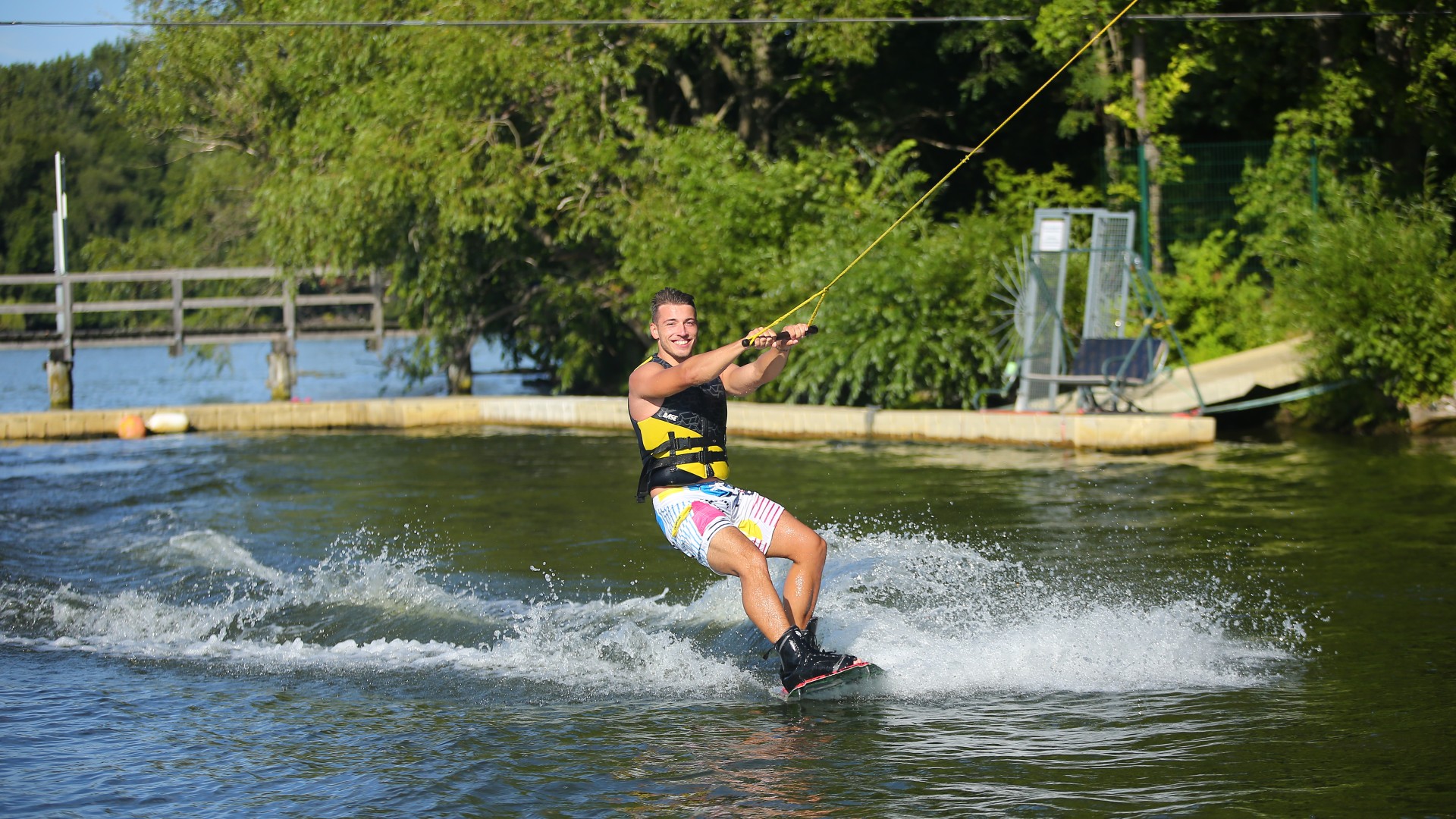 Jugendlicher beim Wakeboarden