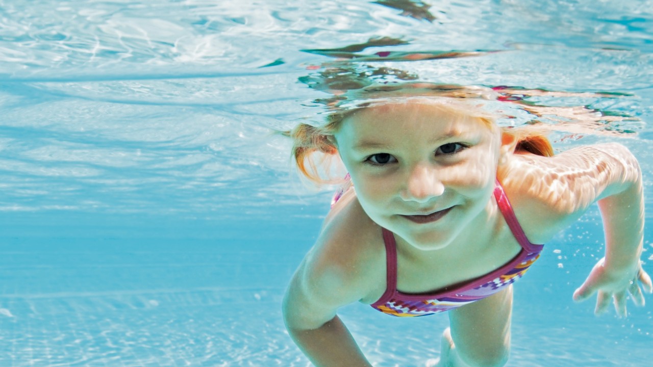 Mädchen beim Tauchen im Schwimmbad, © Yuri Arcurs /Fotolia