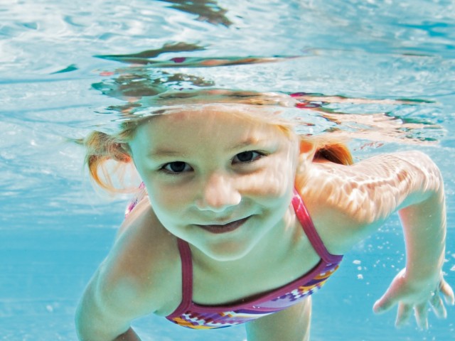 Mädchen beim Tauchen im Schwimmbad, © Yuri Arcurs /Fotolia