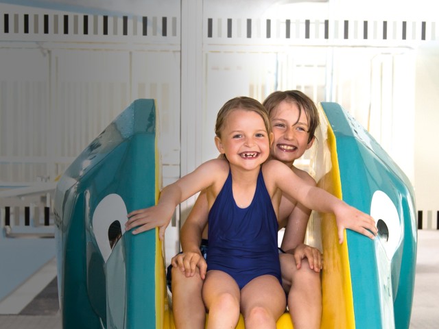 Kindergeburtstag im blu: Junge und Mädchen auf der kleinen Rutsche im Familienbereich, © Katrin Paulus