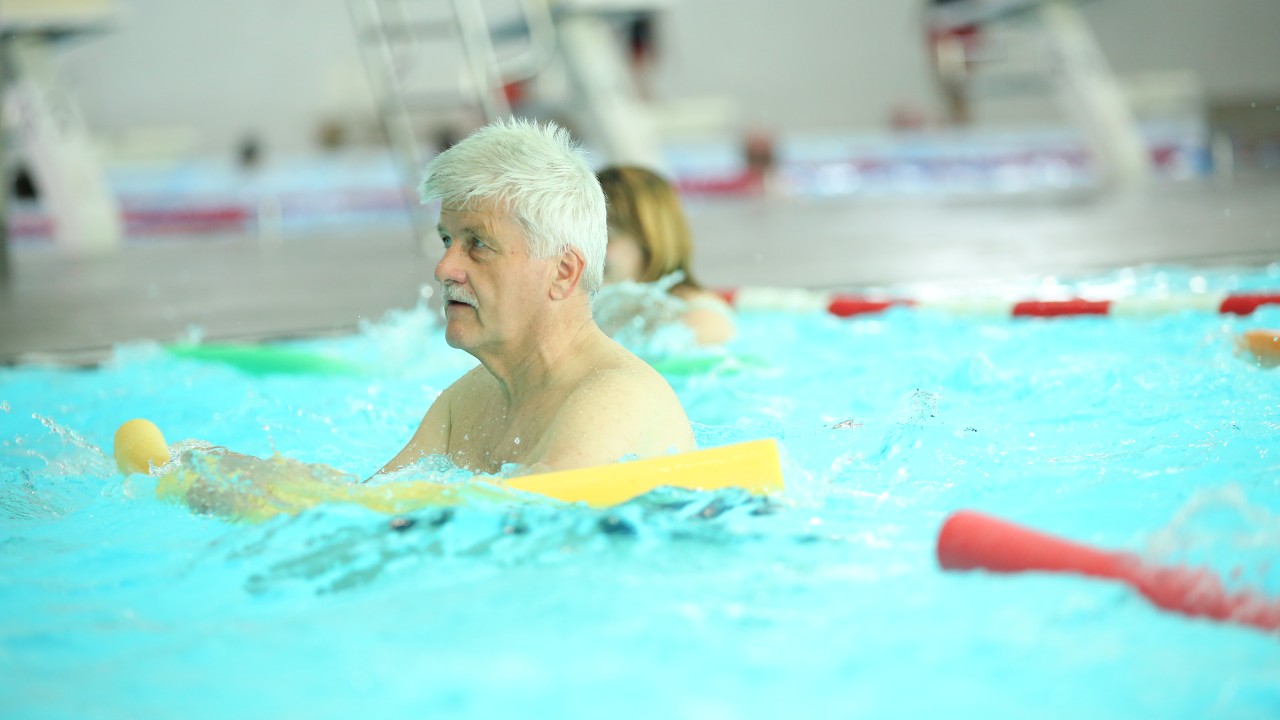 Mann beim Aquafitness Kurs im blu, © Kathleen Friedrich