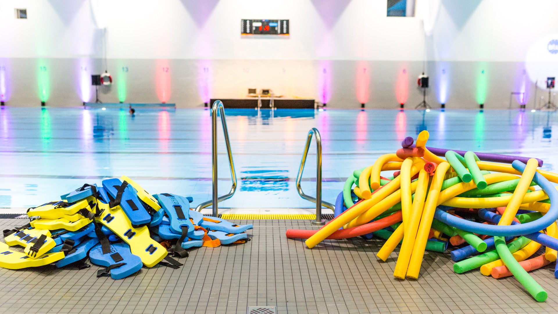Großer Haufen Poolnudel und Schwimmhilfen am Beckenrand vom blu sport., © SekundenstillFotografie