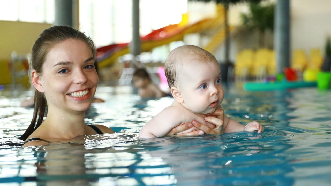 Junge Mutter mit ihrem Kind beim Babyschwimmen im blu, © Kathleen Friedrich