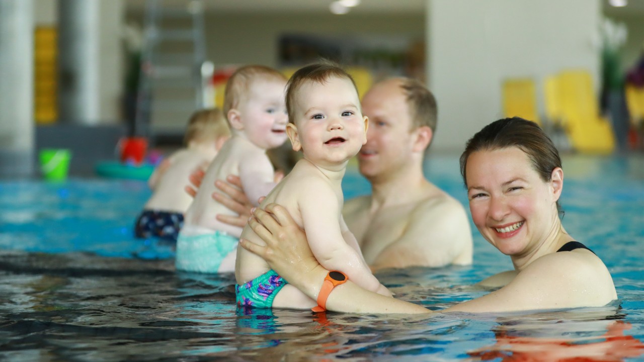 Familien mit ihren Kindern beim Babyschwimmen, © Kathleen Friedrich