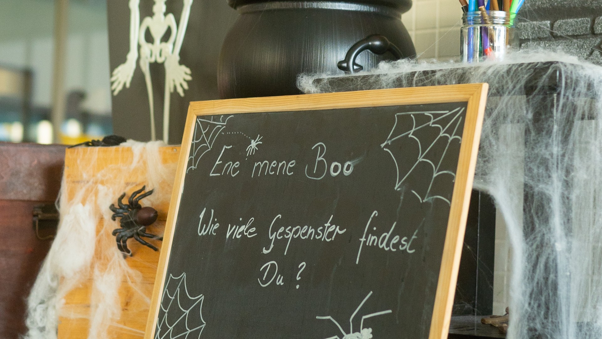 Kreidetafel mit einer Frage für Kinder zu Halloween im blu