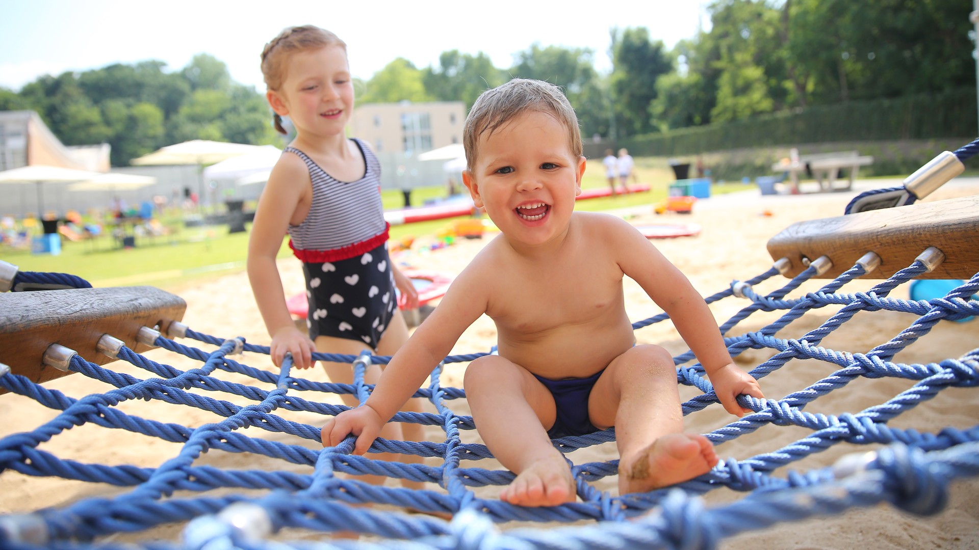 Zwei kleine Kinder auf dem Klettergerüst im blu, © Kathleen Friedrich