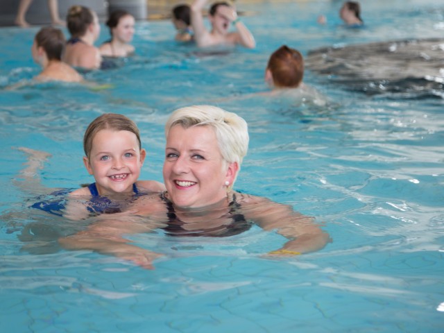 Mutter mit Kind im Wasser vom Familienbereich im Potsdamer blu, © Katrin Paulus