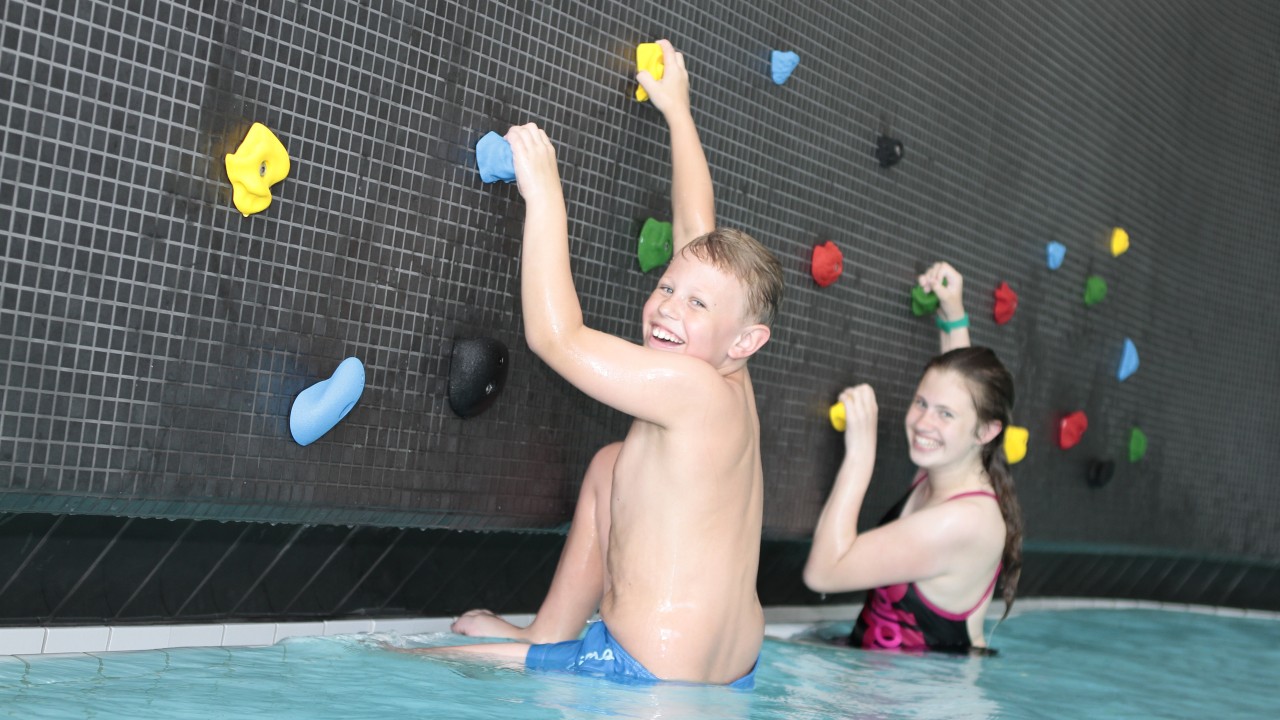 blu familienbad Kinder an der Kletterwand