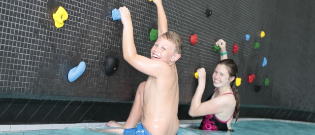 blu familienbad Kinder an der Kletterwand