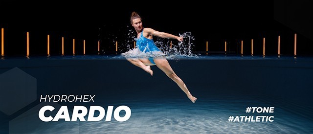 Hydrohex Cardio Aquafitness: Sportliche Frau führt dynamische Sprungbewegung im Wasser aus