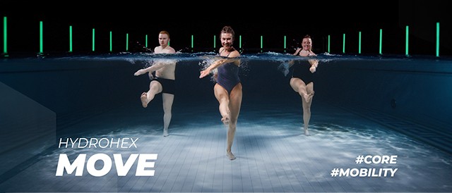 Hydrohex Move Aquafitness: Zwei sportliche Frauen und ein sportlicher Mann führen synchron schwingende Beinbewegung im Wasser aus