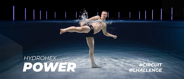 Hydrohex Power Aquafitness: Sportlicher Mann führt kraftvolle Kickbewegung im Wasser aus