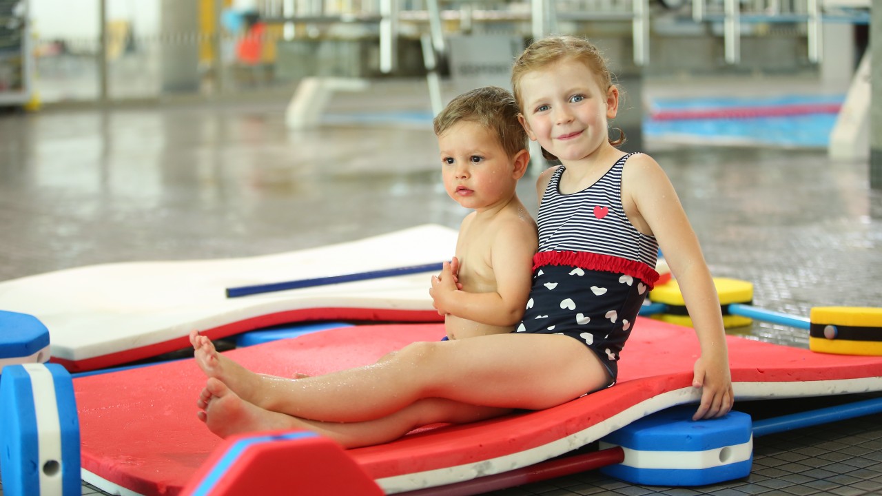 Zwei kleine Kinder auf der Schwimmmatte im blu, © Kathleen Friedrich