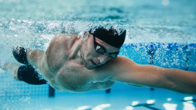 Sportschwimmer im blu beim Personal Training, © Jacob Lund /Fotolia