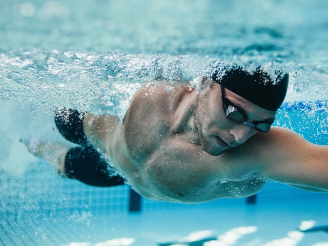 Sportschwimmer im blu beim Personal Training, © Jacob Lund /Fotolia