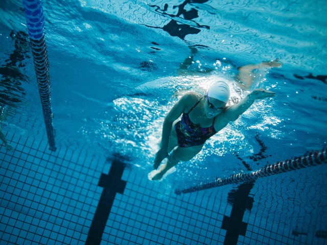 Sportlerin beim Personal Training für Schwimmen im blu, © Jacob Lund /Fotolia