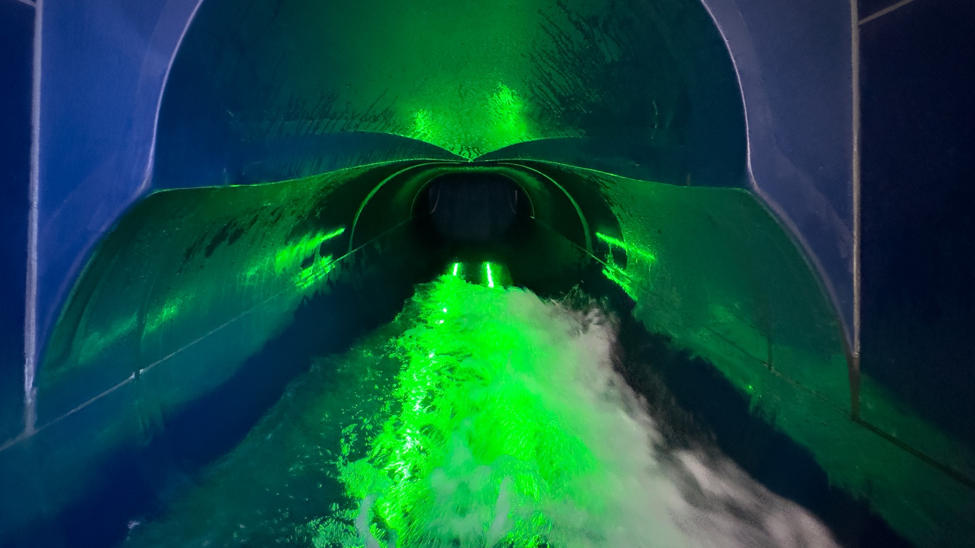 Ausgang der blu Röhrenrutsche mit grünen LED-Streifen, © Martin Riek