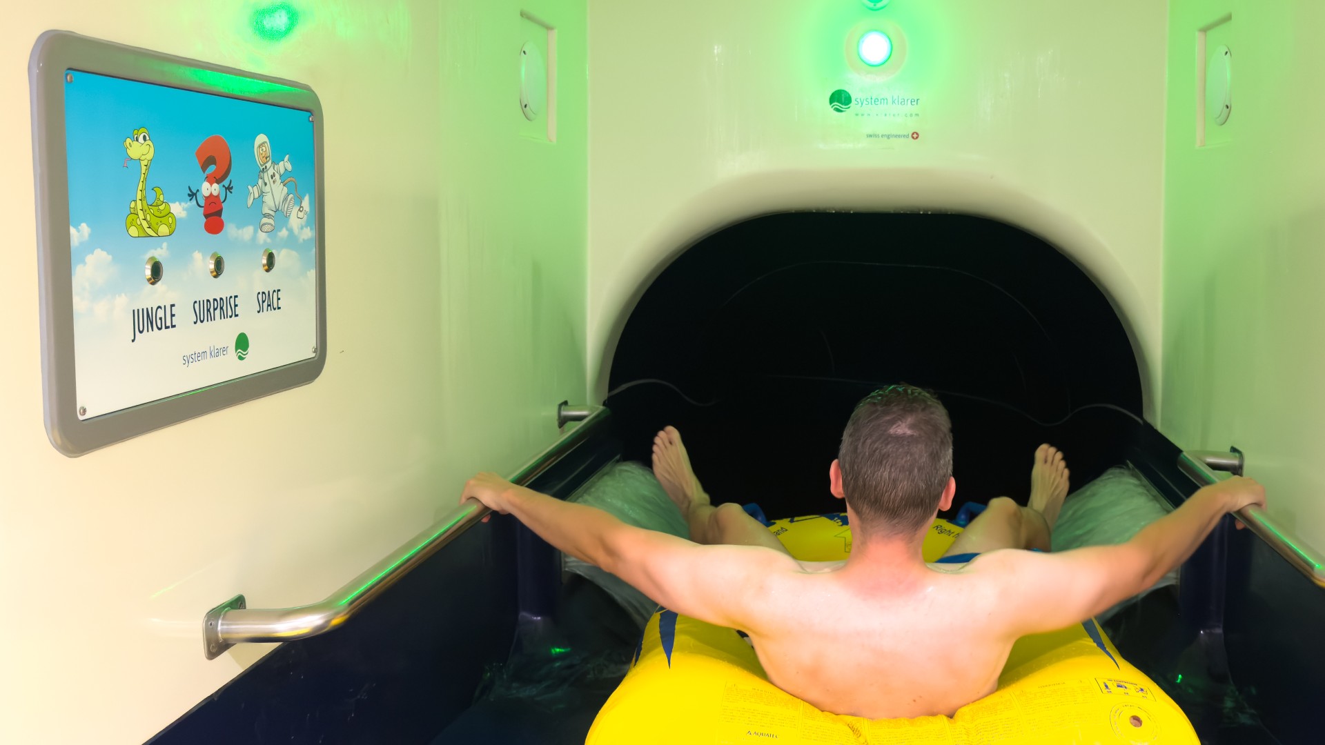 Person sitzt im Doppelreifen am Start der Röhrenrutsche im blu, © Martin Riek