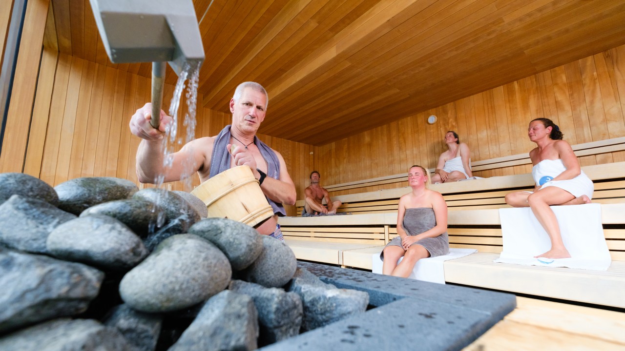 Aufgusszeremonie in der Mental-Sauna mit Panoramablick