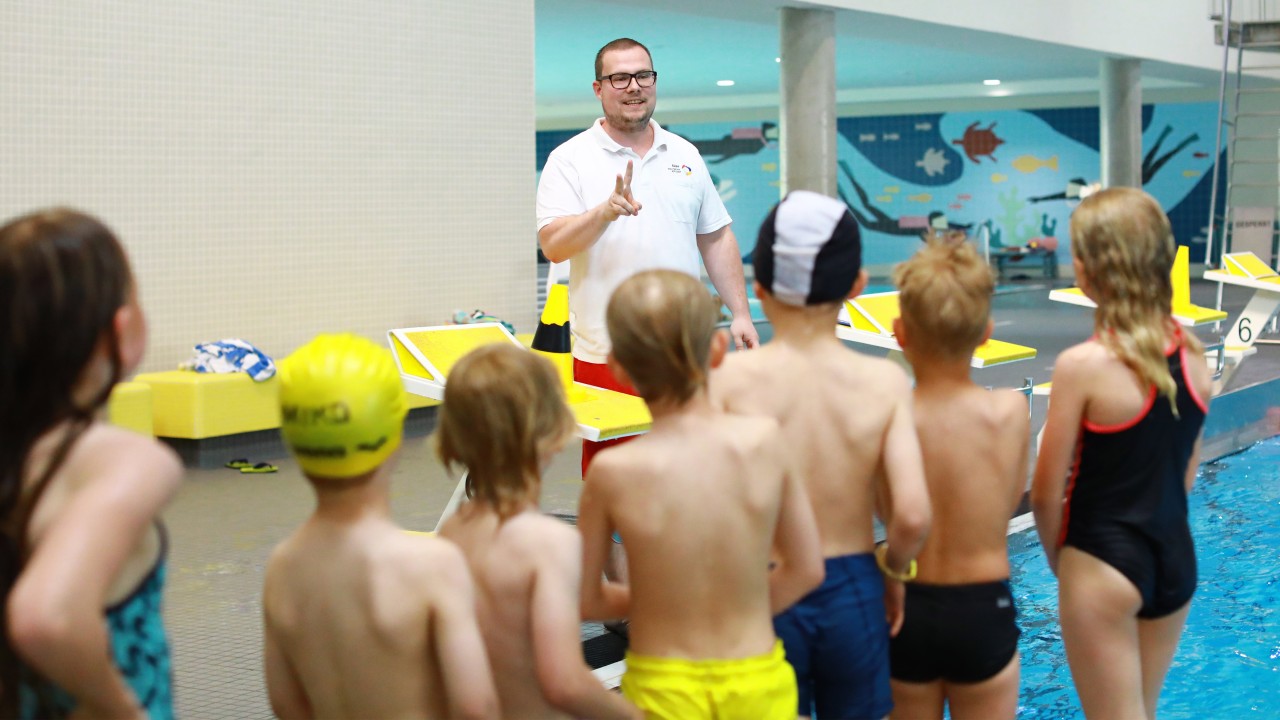 Schwimmlehrer erklärt den Kindern die nächste Übung, © Kathleen Friedrich