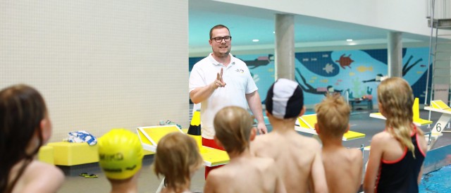 Schwimmlehrer erklärt den Kindern die nächste Übung, © Kathleen Friedrich