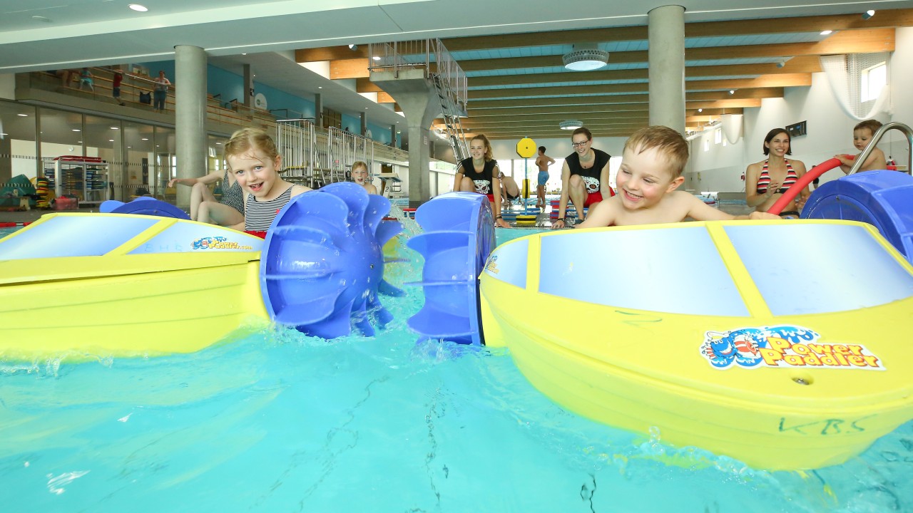 Zwei Kinder im Powerpaddler im blu, © Kathleen Friedrich
