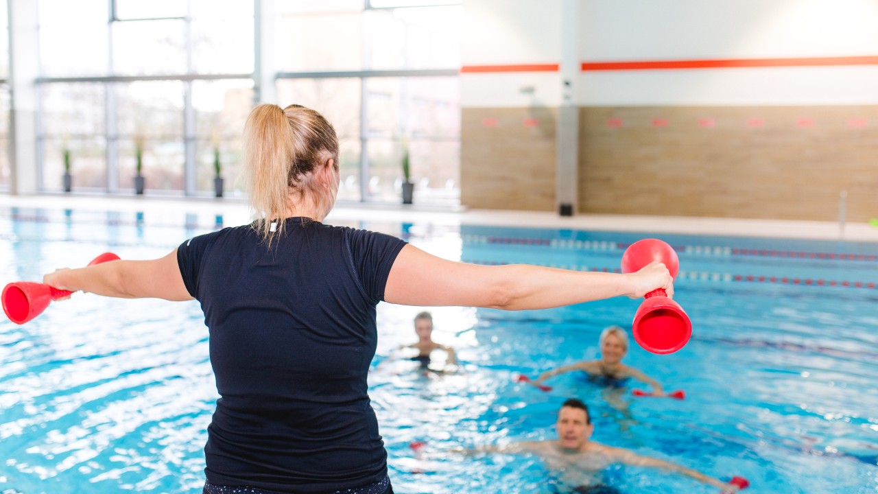 Trainerin zeigt Übungen beim Aquafitness im Kiezbad, © Alena Suber