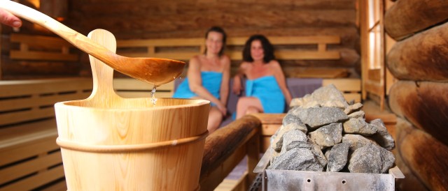 Aufguss aus dem Saunatopf in der Finnischen Sauna im Kiezbad, © Kathleen Friedrich
