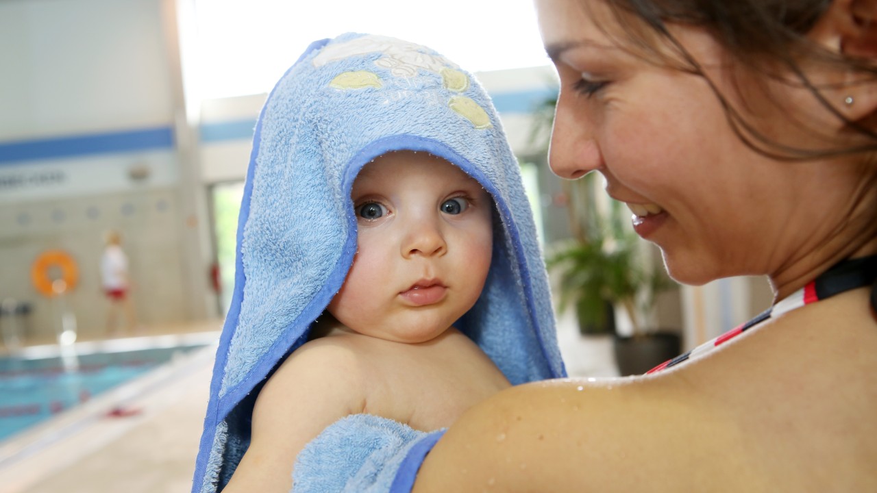 Mutter mit Baby beim Babyschwimmen im Kiezbad Am Stern, © Kathleen Friedrich