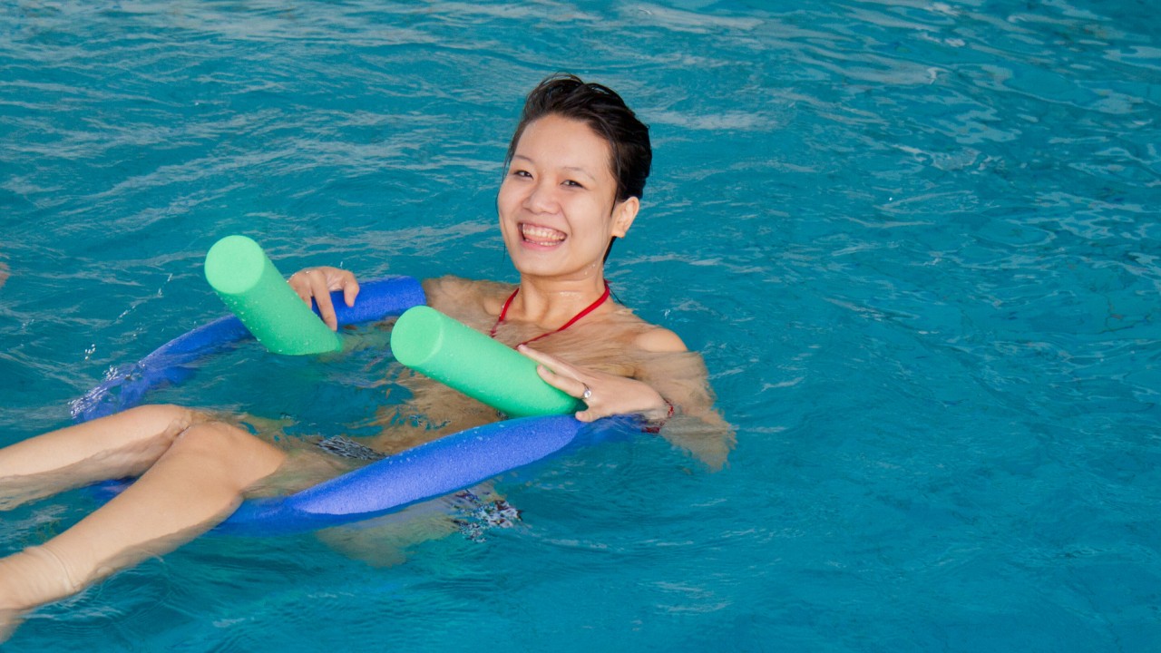 Frau mit Schwimmnudeln im Lehrschwimmbecken des Kiezbades Am Stern, © Katrin Paullus