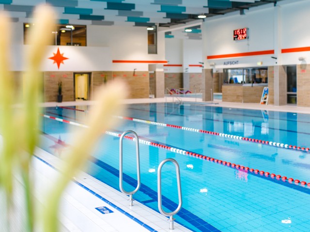 Blick in die Schwimmhalle Kiezbad Am Stern, © Alena Suber