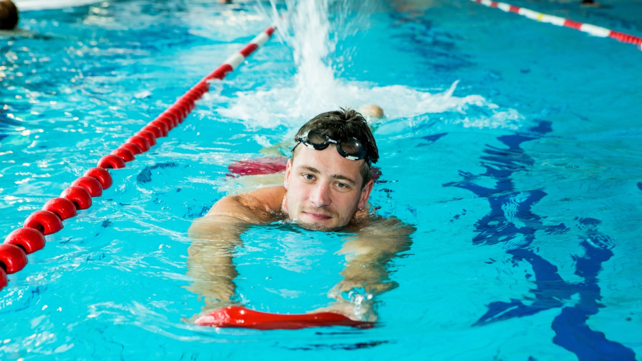 Schwimmer trainiert auf einer Schwimmbahn, © Beate Wätzel