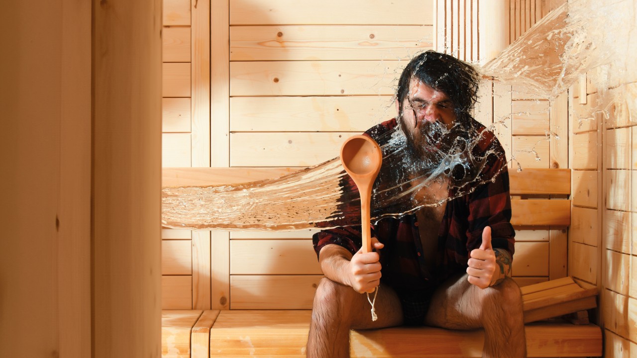 Mann mit Hemd sitzt nass in der Sauna, © be free – stock.adobe.com