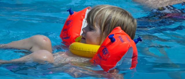 Kind beim Schwimmkurs der Bäderlandschaft Potsdam