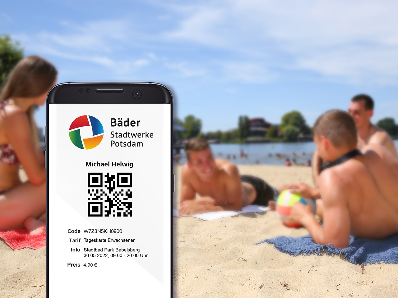 Handy mit Onlineticket vor dem Stadtbad Park Babelsberg