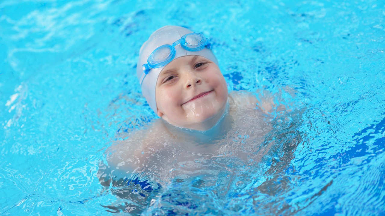 Portrait von schwimmenden Jungen, © .shock – Adobe Stock