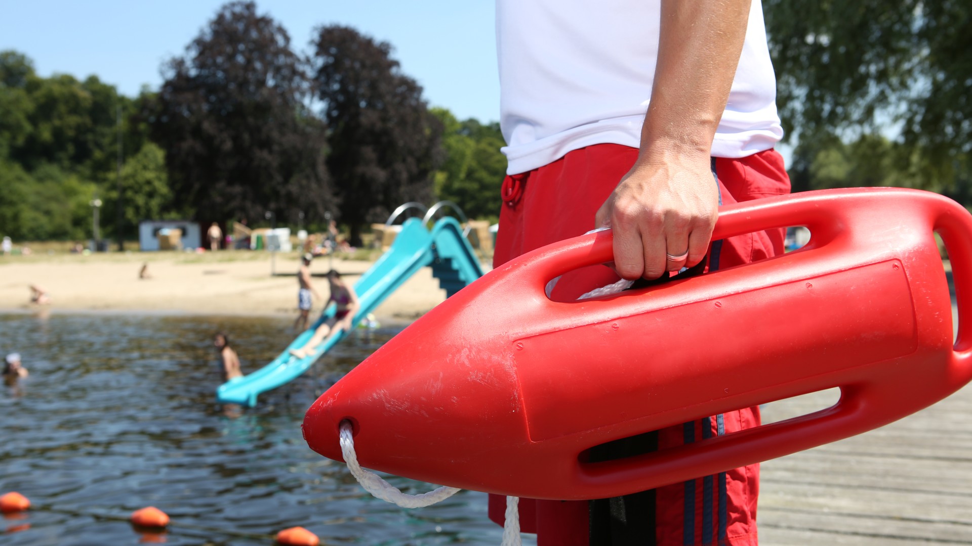 Aufsicht mit Rettungsboje an einer Badestelle im Strandbad, © Kathleen Friedrich