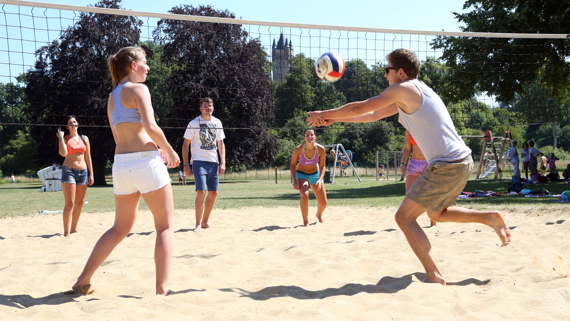 Jugendliche spielen Beach-Volleyball im Stadbad Park Babelsberg, © Kathleen Friedrich