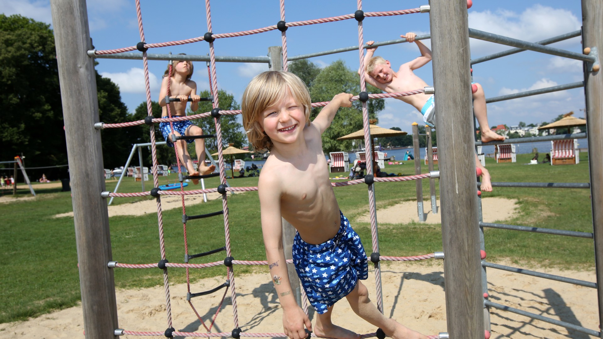 Kinder auf einem Klettergerüst im Stadbad Park Babelsberg, © Kathleen Friedrich