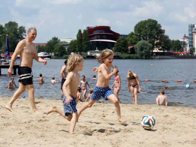 Kinder spielen am Strand im Stadbad Park Babelsberg, © Kathleen Friedrich