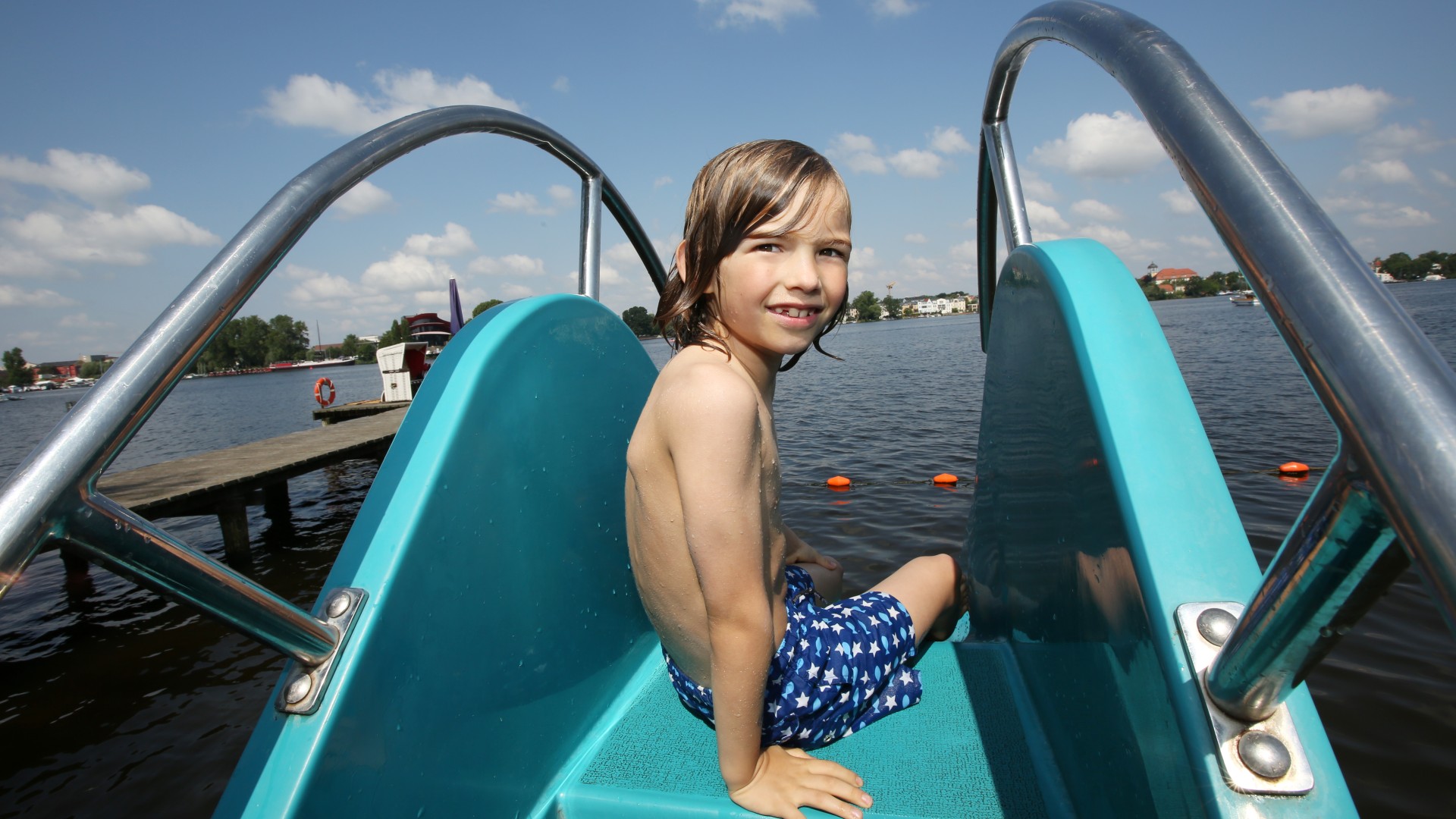 Kind auf der Wasserrutsche im Stadbad Park Babelsberg, © Kathleen Friedrich