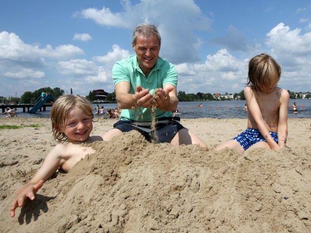 Familie im Strandbad Park Babelsberg baut eine große Sandburg, © Kathleen Friedrich