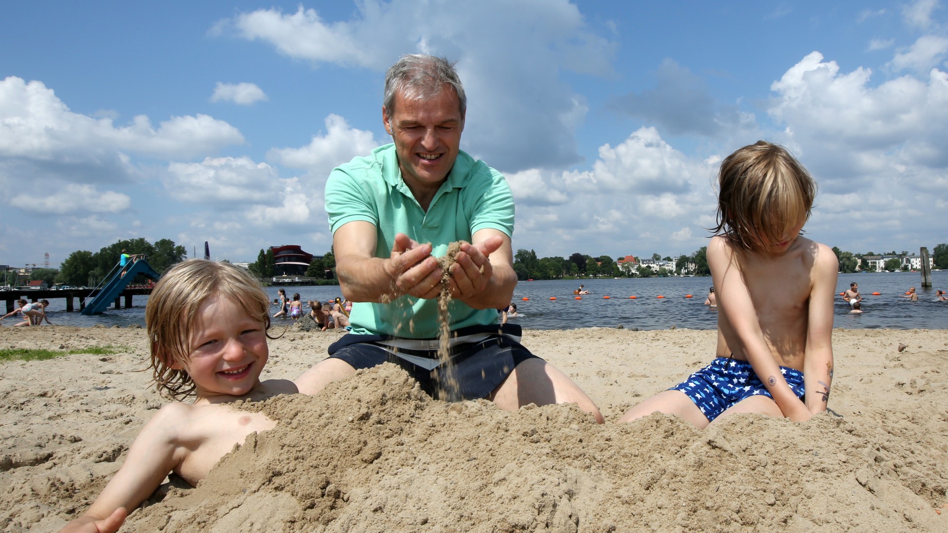 Familie im Strandbad Park Babelsberg baut eine große Sandburg, © Kathleen Friedrich