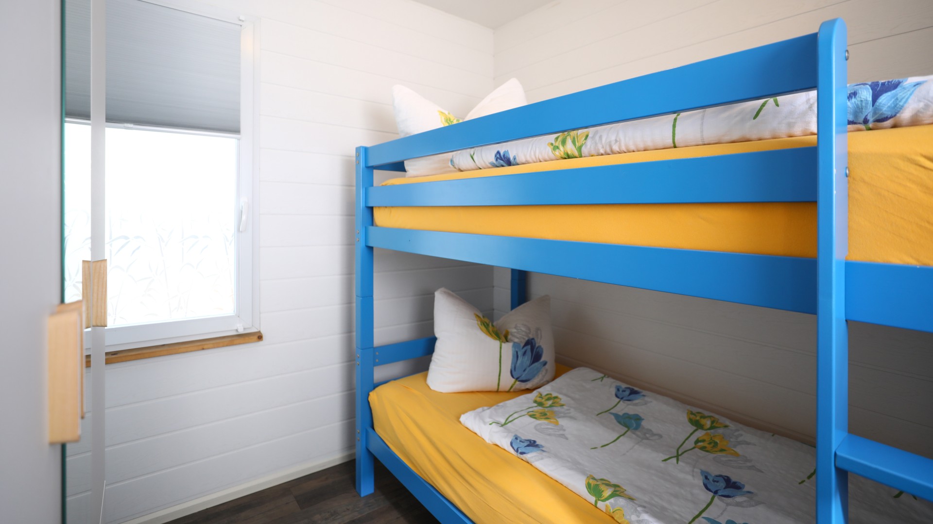 Blaues Etagenbett für Kinder im Bungalow Waldbad Templin, © Kathleen Friedrich