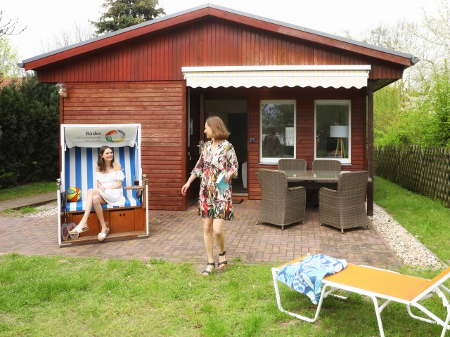 Mutter und Tochter auf der Terasse vom Bungalow Waldbad Templin, © Kathleen Friedrich