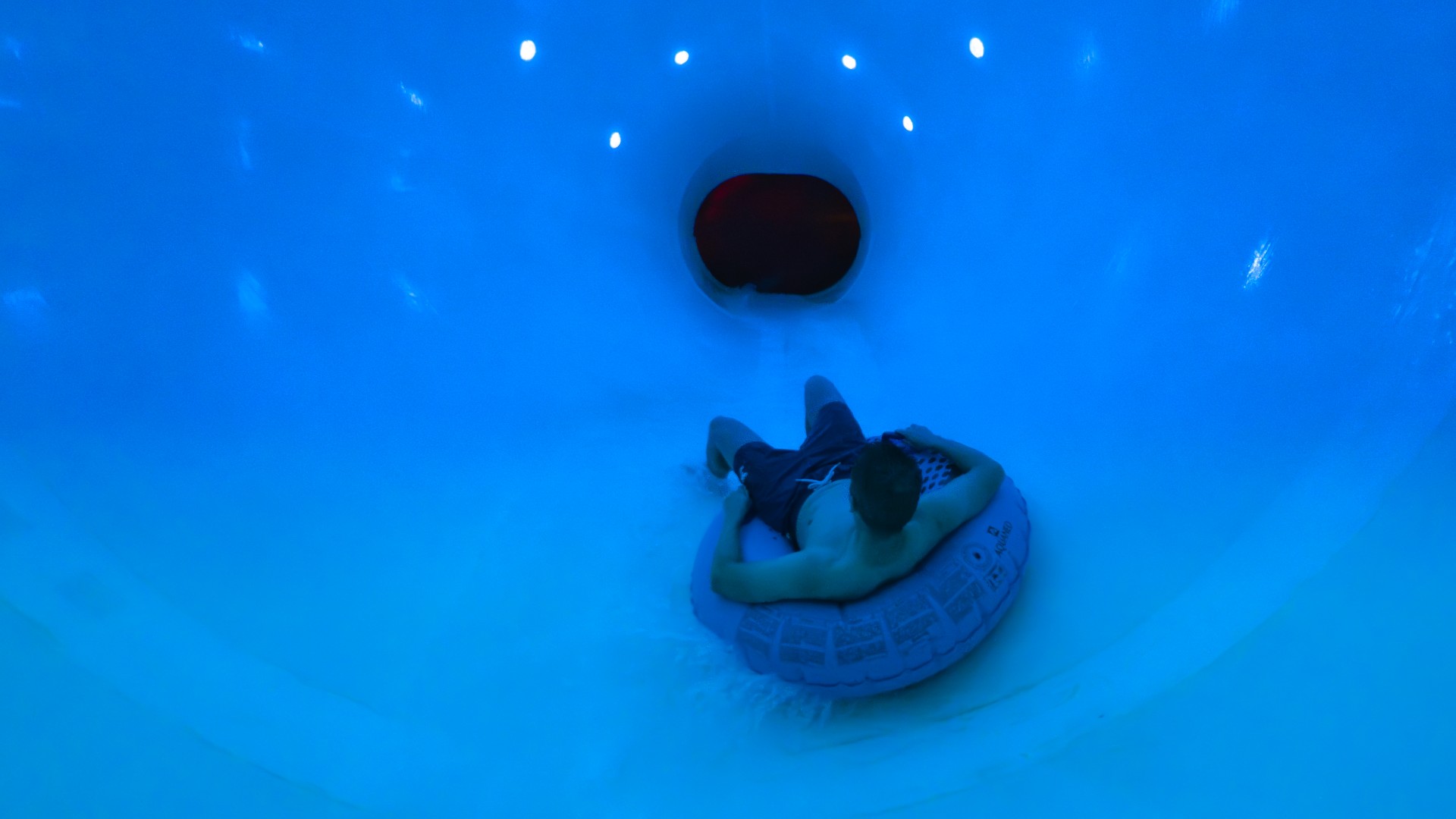 Person auf Reifen in der Rutsche im blu, © Christian Becker