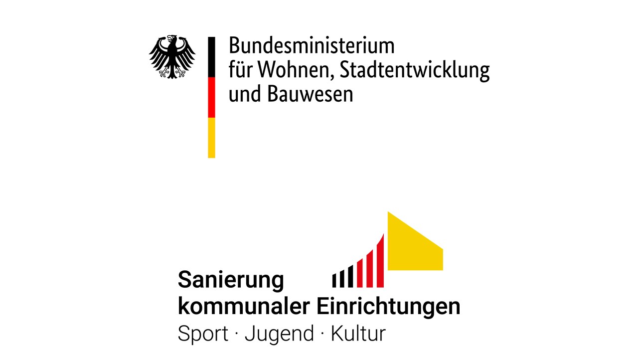 Logos vom Bundesministerium für Wohnen, Stadtentwicklung und Bauwesen und des Bundesprogramms Sanierung kommunaler Einrichtungen in den Bereichen Sport, Jugend und Kultur