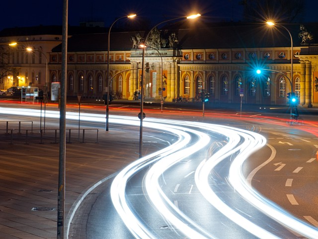 Langzeitbelichtung in der Nacht mit Autoverkehr vor dem Filmmuseum Potsdam, © borzywoj /Fotolia