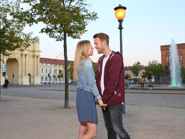 Junges, verliebtes Pärchen steht auf dem Luisenplatz in Potsdam., © Kathleen Friedrich